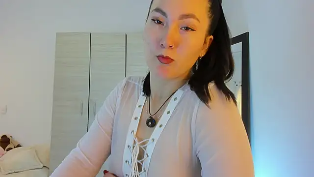 Elle Lee  online show from February 4, 3:40 pm