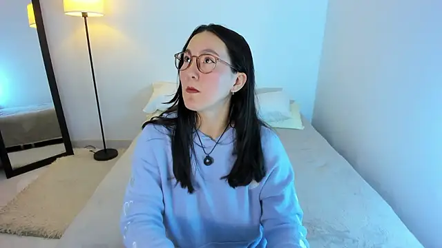 Elle Lee  online show from March 7, 12:40 am