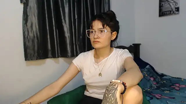 Snapshot of saritapretyy chatting on January 26, 12:48 am saritapretyy online show from January 26, 12:48 am
