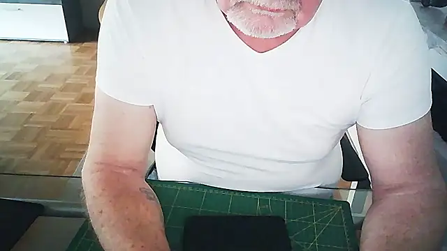 Snapshot of MrBob60 chatting on June 19, 11:47 am MrBob60 online show from June 19, 11:47 am