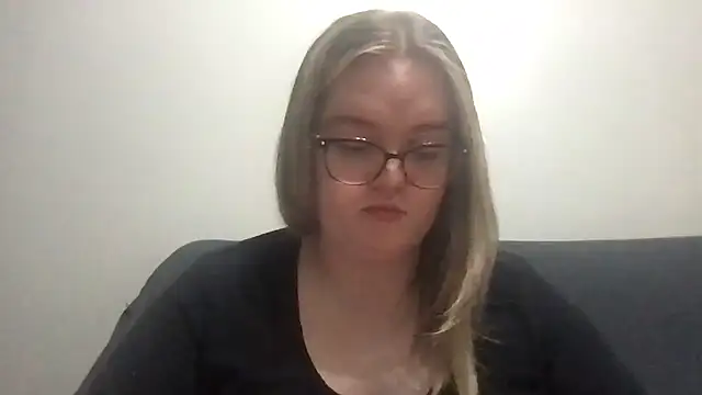 honeyyy24 online show from April 7, 9:37 pm