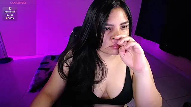 Snapshot of goddess_valXX chatting on June 5, 10:32 am goddess valXX online show from June 5, 10:32 am
