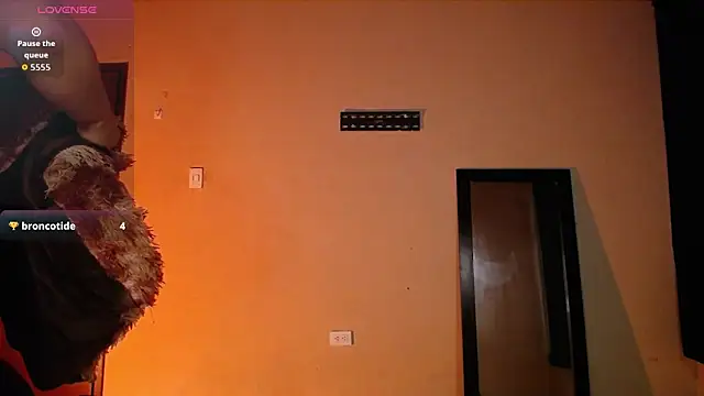 Snapshot of goddess_valXX chatting on June 8, 10:37 am goddess valXX online show from June 8, 10:37 am