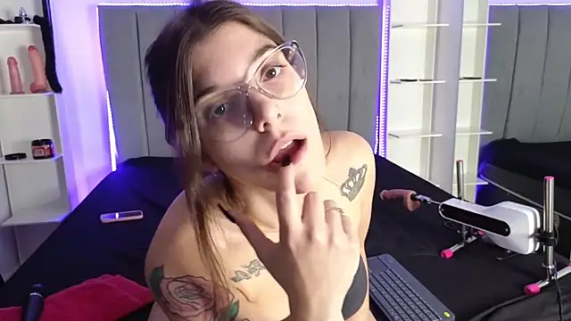 Snapshot of Alice-Rossi chatting on December 4, 3:15 am Alice-Rossi online show from December 4, 3:15 am