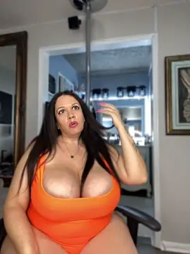 Snapshot of curvyfunlover chatting on June 17, 10:10 pm curvyfunlover online show from June 17, 10:10 pm