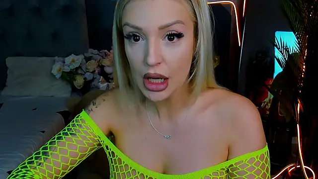 Snapshot of glossy_blondegirl chatting on September 18, 6:54 pm glossy blondegirl online show from September 18, 6:54 pm