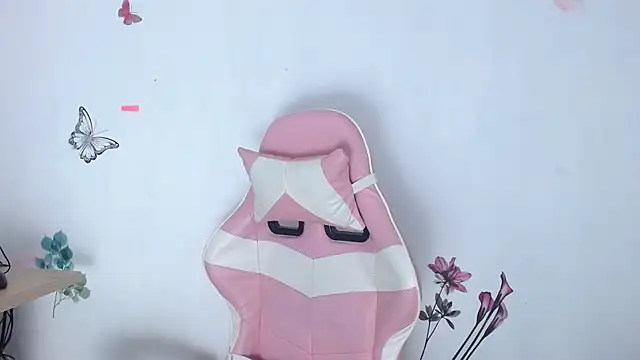 Snapshot of helen_kinett chatting on February 21, 12:44 am helen kinett online show from February 21, 12:44 am