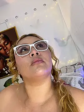 Snapshot of AshleyVXo chatting on June 18, 3:40 am AshleyVXo online show from June 18, 3:40 am