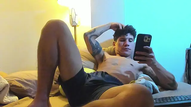 Snapshot of toyboys1 chatting on July 27, 4:52 am toyboys1 online show from July 27, 4:52 am