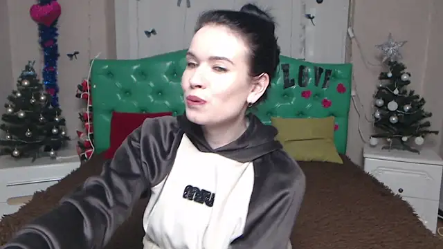 Snapshot of JasmineKouch chatting on January 14, 6:46 pm JasmineKouch online show from January 14, 6:46 pm