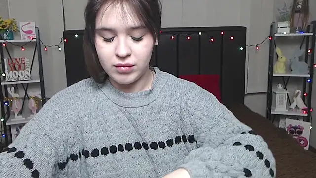 LauraHlot online show from February 9, 6:05 pm