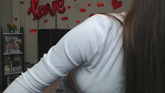 LauraHlot online show from March 18, 6:55 pm