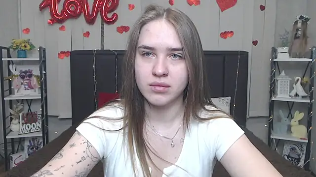 Snapshot of LauraHlot chatting on May 19, 6:20 am LauraHlot online show from May 19, 6:20 am