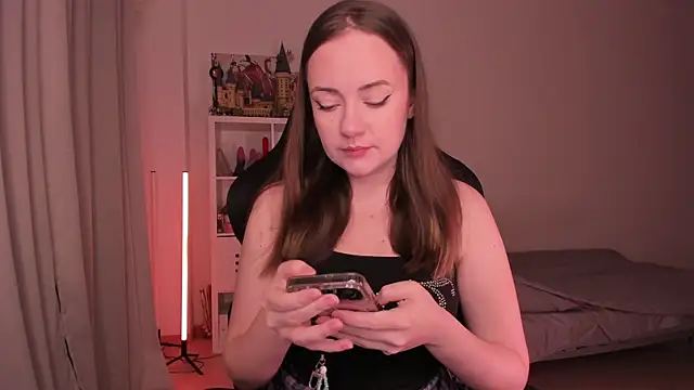 Snapshot of WalkingGirl chatting on February 4, 6:06 pm WalkingGirl online show from February 4, 6:06 pm