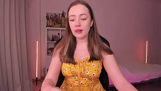 Snapshot of WalkingGirl chatting on February 8, 6:22 pm WalkingGirl online show from February 8, 6:22 pm