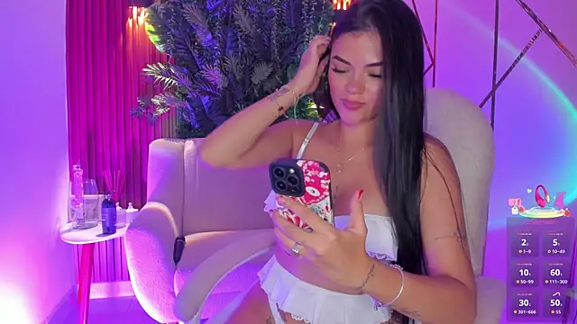 Snapshot of foxxxmegan chatting on June 1, 5:36 pm foxxxmegan online show from June 1, 5:36 pm