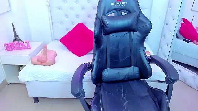 Snapshot of silvana__miller chatting on February 5, 7:20 pm silvana miller online show from February 5, 7:20 pm