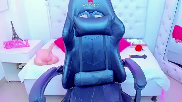 Snapshot of silvana__miller chatting on February 8, 7:05 pm silvana miller online show from February 8, 7:05 pm