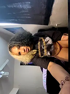 Snapshot of Creolegirl19 chatting on November 16, 7:19 pm Creolegirl19 online show from November 16, 7:19 pm