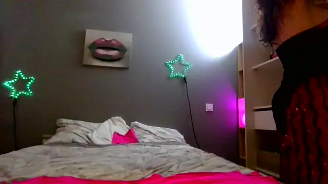Snapshot of Stripgirl31 chatting on December 3, 12:35 am Stripgirl31 online show from December 3, 12:35 am
