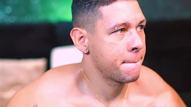 Snapshot of MassimoWalton2 chatting on December 5, 12:08 am MassimoWalton2 online show from December 5, 12:08 am