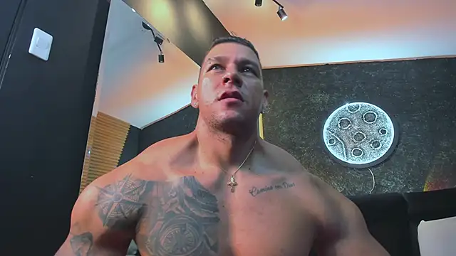 Snapshot of MassimoWalton2 chatting on January 16, 7:17 am MassimoWalton2 online show from January 16, 7:17 am