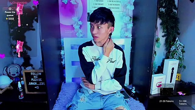 juniior 2311  online show from February 19, 12:03 am