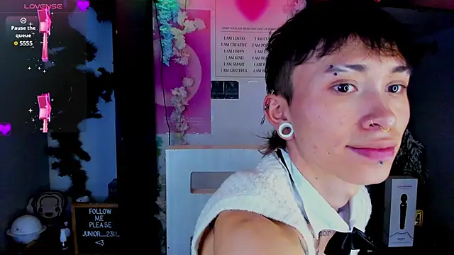 juniior 2311  online show from February 19, 10:31 pm