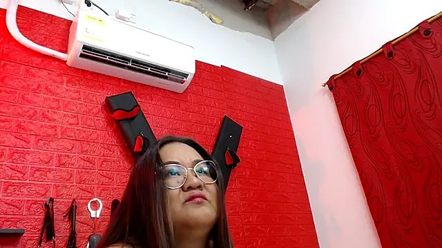 Snapshot of evaleribigtits18 chatting on February 3, 2:47 am evaleribigtits18 online show from February 3, 2:47 am