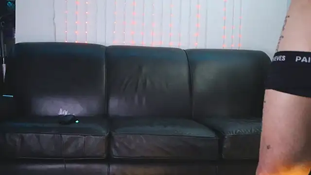 Snapshot of DamienSliick chatting on February 27, 8:53 pm DamienSliick online show from February 27, 8:53 pm