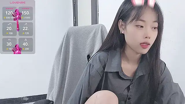 Snapshot of Lvy--v chatting on December 12, 7:48 pm Lvy--v online show from December 12, 7:48 pm