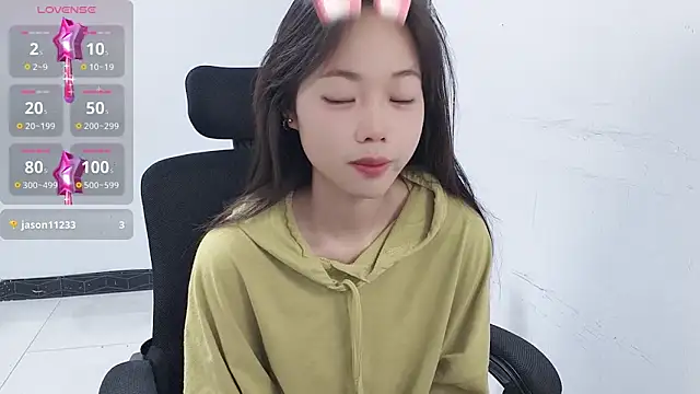 Snapshot of Lvy--v chatting on January 8, 10:37 pm Lvy--v online show from January 8, 10:37 pm