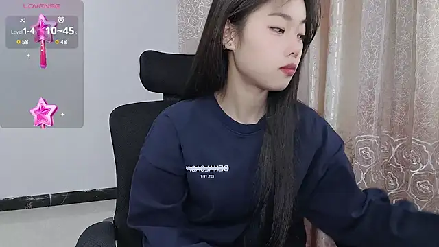 Snapshot of Lvy--v chatting on January 24, 10:41 pm Lvy--v online show from January 24, 10:41 pm