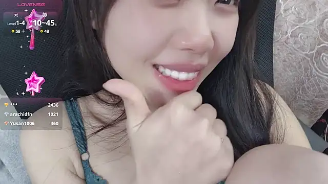 Snapshot of Lvy--v chatting on February 9, 1:44 am Lvy--v online show from February 9, 1:44 am