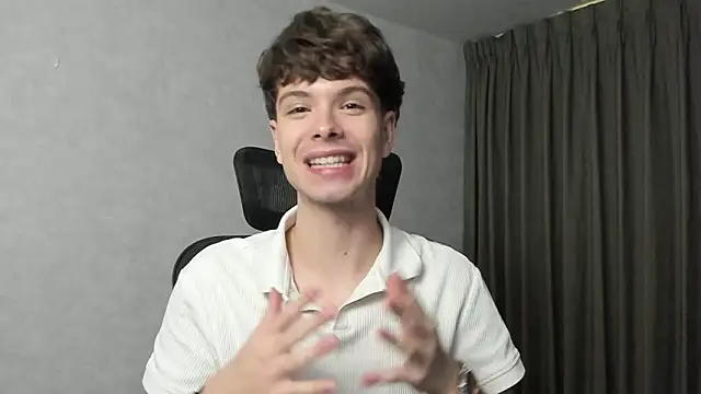 Snapshot of calvin_love_you chatting on March 1, 5:15 pm calvin love you online show from March 1, 5:15 pm