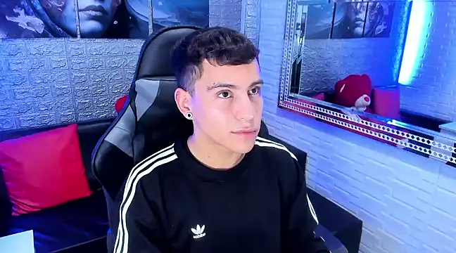 salvadorgomezx online show from December 15, 10:47 pm