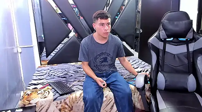 salvadorgomezx online show from December 23, 11:06 pm