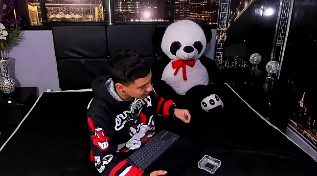 salvadorgomezx online show from December 28, 7:22 pm