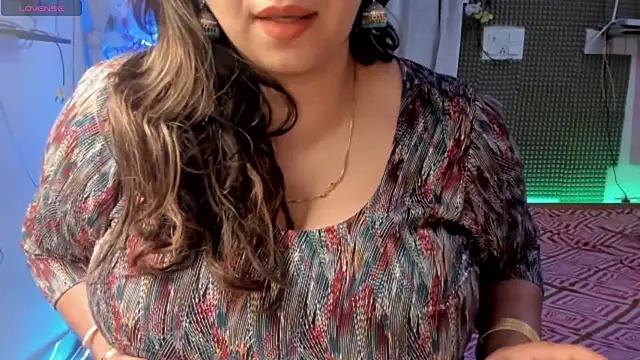 Snapshot of Gulabi_Queen chatting on February 2, 3:39 pm Gulabi Queen online show from February 2, 3:39 pm