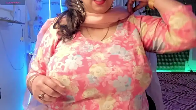 Snapshot of Gulabi_Queen chatting on February 3, 7:51 am Gulabi Queen online show from February 3, 7:51 am