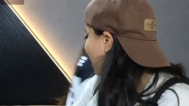 Laia and Aloby online show from March 2, 10:05 pm