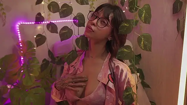 Snapshot of Kitty_arts chatting on December 2, 10:56 pm Kitty arts online show from December 2, 10:56 pm