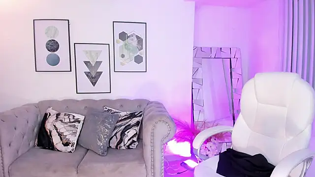 kendaall jenner  online show from January 17, 7:30 am