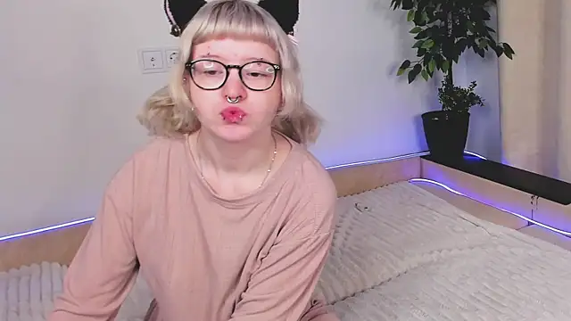 EdythElswick online show from April 1, 4:24 am