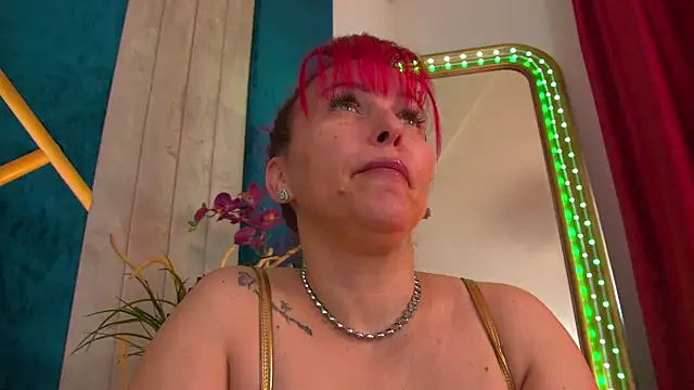 Snapshot of Foxxxy_MILF chatting on May 1, 3:44 am Foxxxy MILF online show from May 1, 3:44 am