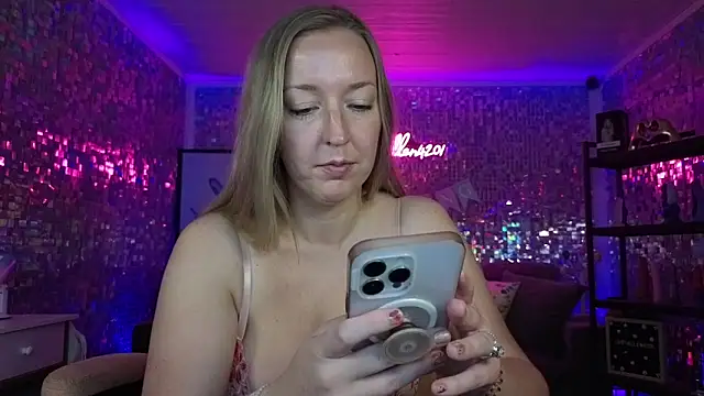 Snapshot of lucyallen4201 chatting on April 20, 10:18 am lucyallen4201 online show from April 20, 10:18 am