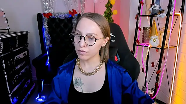 Snapshot of AphexQueen chatting on December 14, 4:09 pm AphexQueen online show from December 14, 4:09 pm