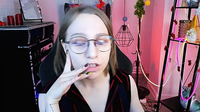 Snapshot of AphexQueen chatting on December 19, 7:18 pm AphexQueen online show from December 19, 7:18 pm