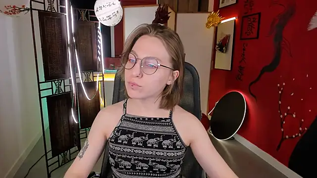 Snapshot of AphexQueen chatting on February 18, 9:10 am AphexQueen online show from February 18, 9:10 am