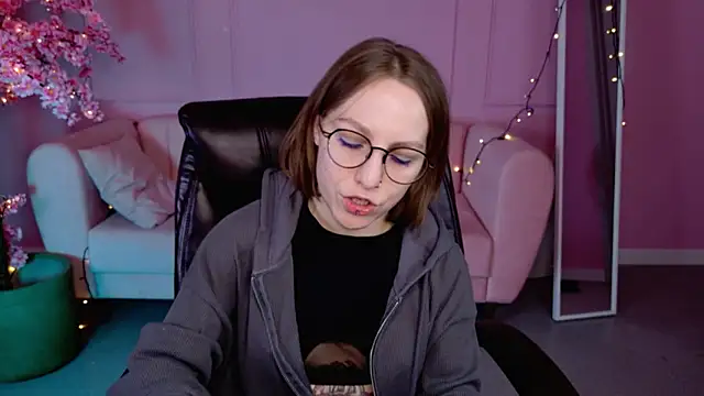 Snapshot of AphexQueen chatting on February 28, 4:10 pm AphexQueen online show from February 28, 4:10 pm